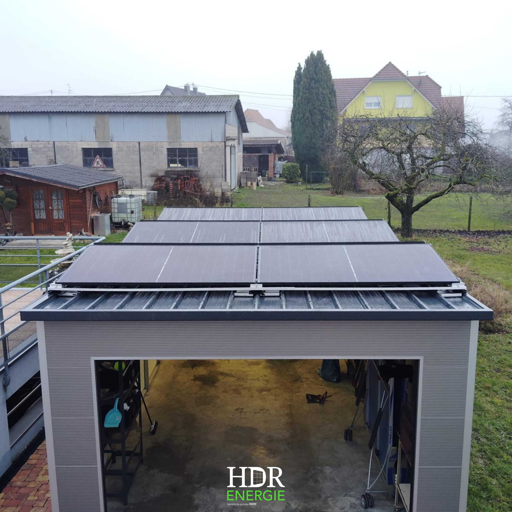 HDR ENERGIE- Nos réalisations - Installation photovoltaïque – sur carport – 6kWc + batterie de stockage EcoFlow- EF BD-5.1-S1